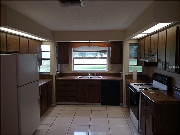 3rd image of 7923 Lithia Pinecrest Rd