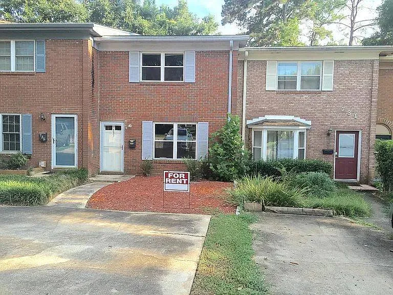 733 E College Ave