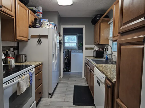 7735 Nicholas Cir, Omaha, NE 68114