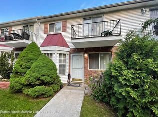 576 Golf View Ct, Staten Island, NY 10314