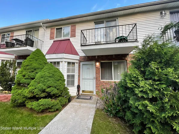 576 Golf View Ct, Staten Island, NY 10314
