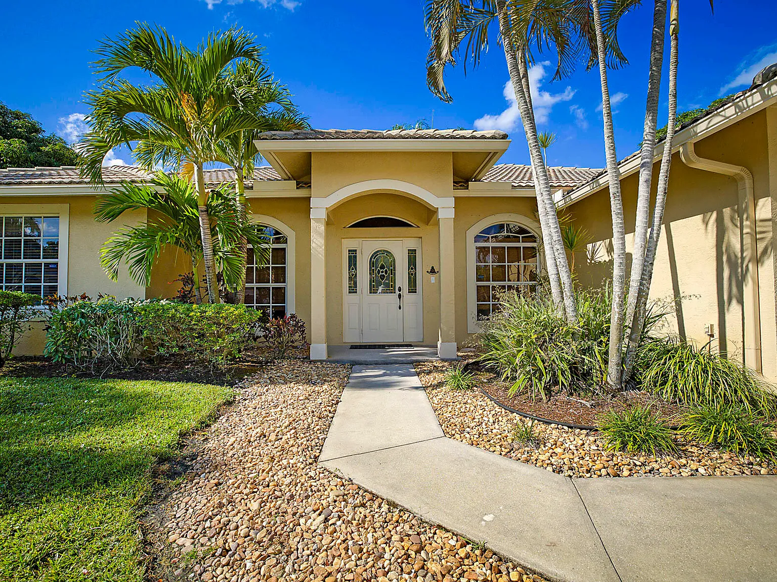 4 bed, 2.0 bath, 2053 sqft, $9,000 — Photo 3