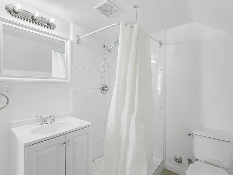 Gorgeous 2 Bed/2 bath apartment in excellent Sherman Oaks area! — Photo 11