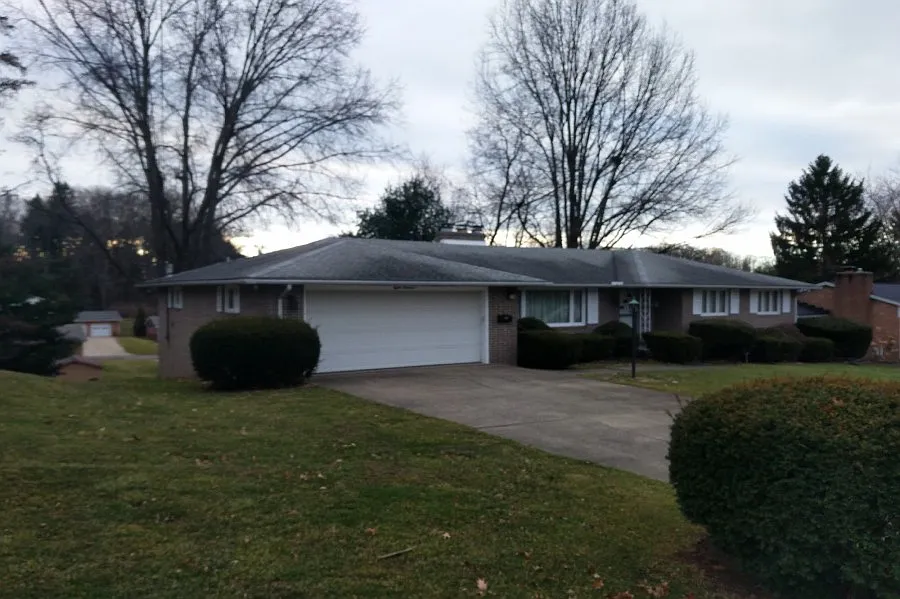 800 Woodview Dr NE photo 1