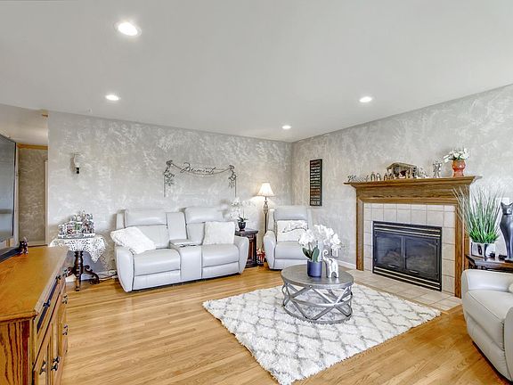 3rd image of 3681 Exeter Dr