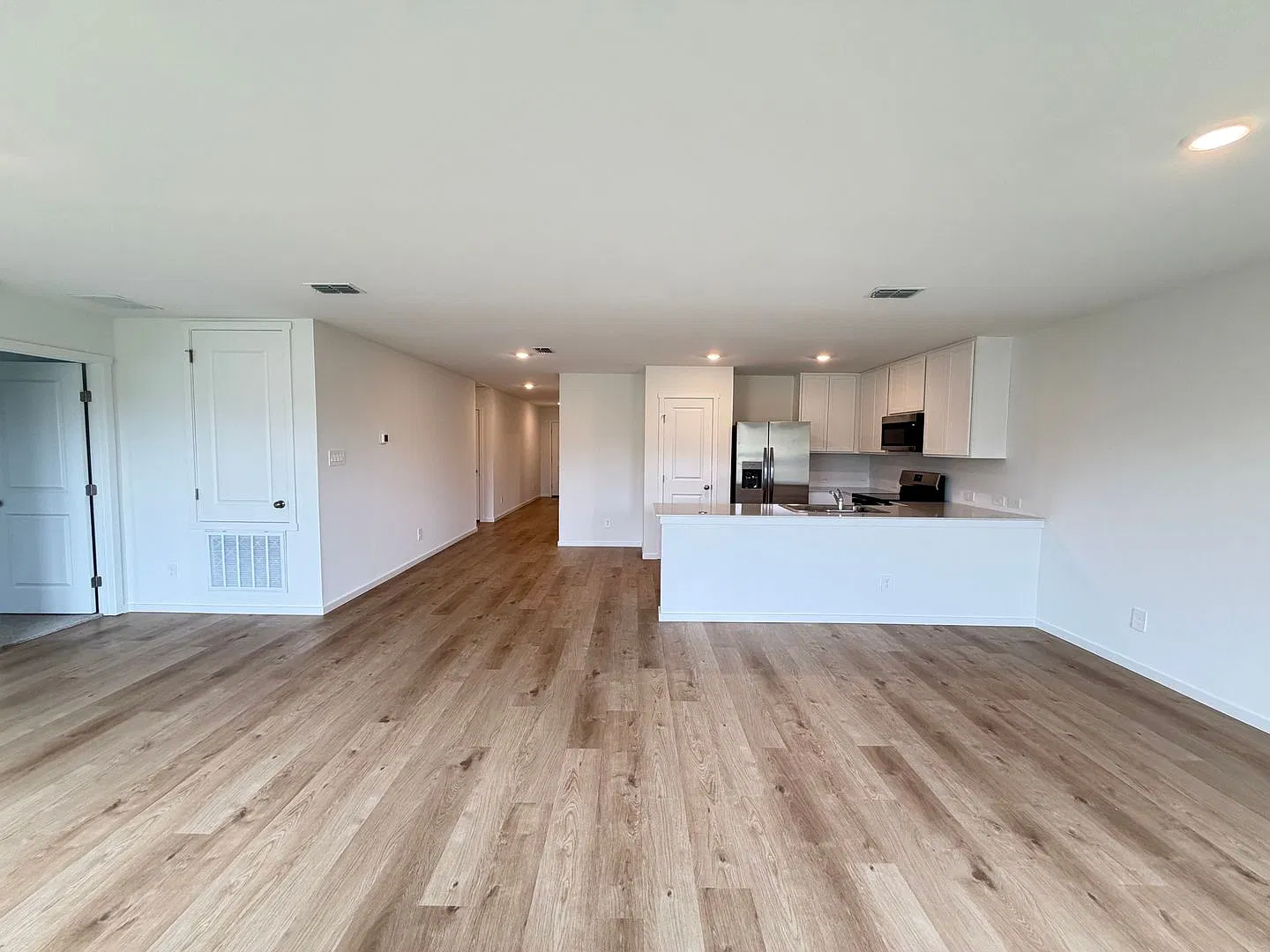 4 bed, 1733 sqft, $1,975 — Photo 3