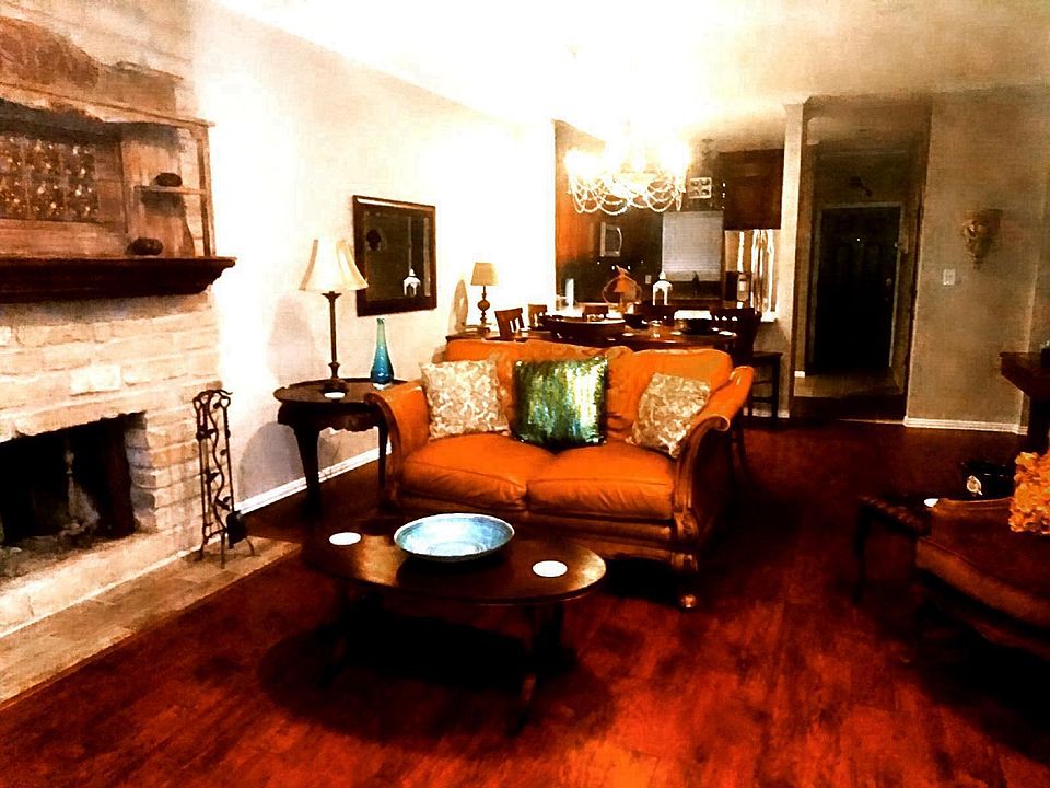 Yes, that's a real wood burning fireplace ,perfect for those