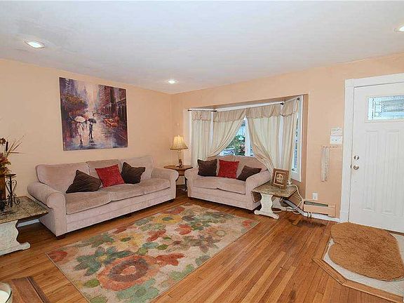 4th image of 136 Villa Ave