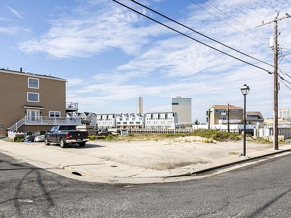 2nd image of 800 N Massachusetts Ave