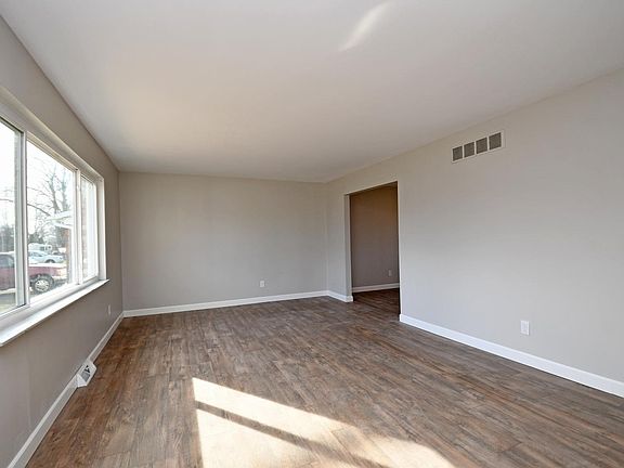 5th image of 724 Daphne Ct