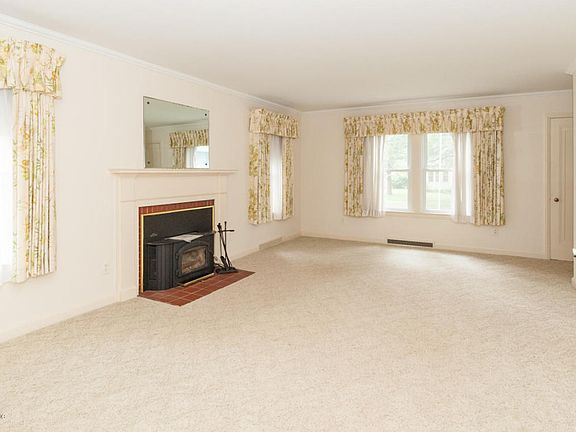 3rd image of 1028 Roseland Ave