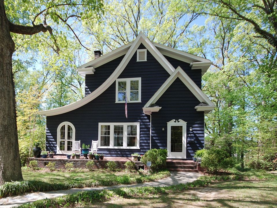 1928 Historical Colonial Revivalist in popular downtown Duke Park.