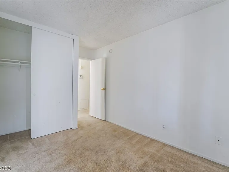 2102 E Russell Rd — Photo 15