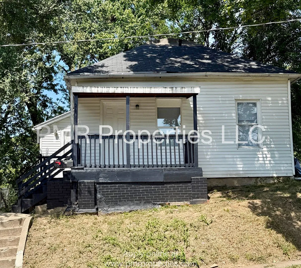 2 Bedrooms/1 Bathroom House — Photo 1