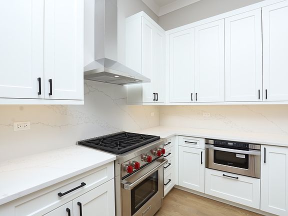3rd image of 2244 N Kenmore Ave #N4