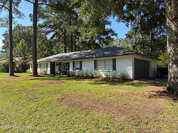 3rd image of 33 Pebble Hill Dr