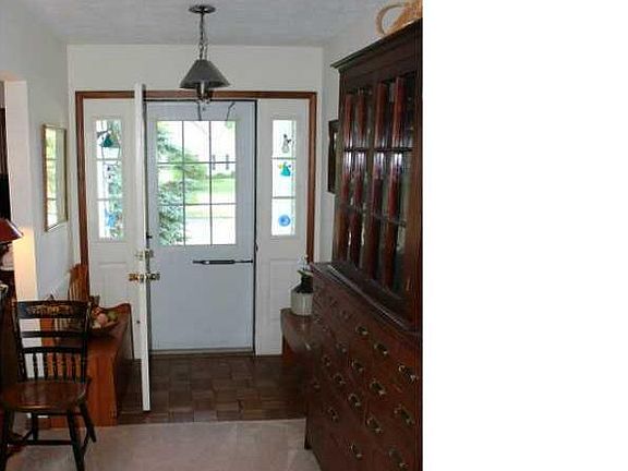 4th image of 46 Hamlin Dr