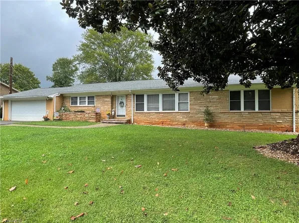 504 Ridgeway Dr, Mount Airy, NC 27030