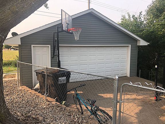 Detached garage