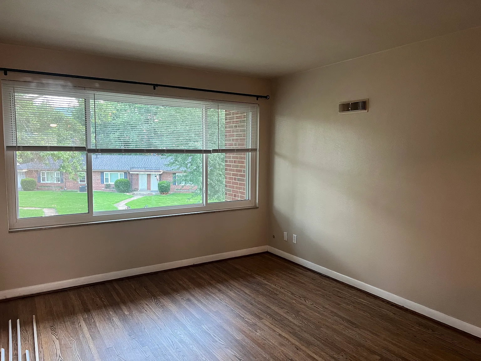 2 bed, 900 sqft, $1,095 — Photo 2