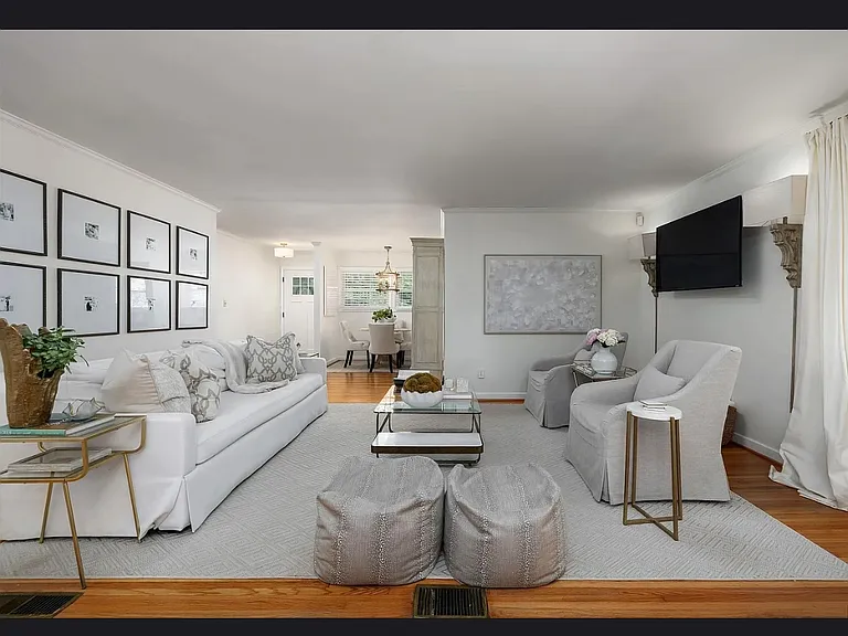 660 Bourbon Cir — Photo 3