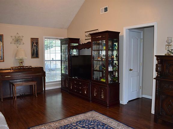 3rd image of 119 Woods Edge Dr
