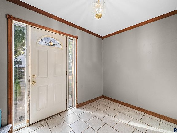 3rd image of 824 N Walts Ave
