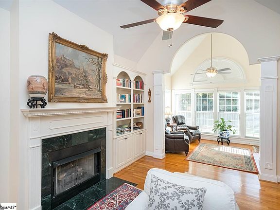 4th image of 12 Middlewick Ct