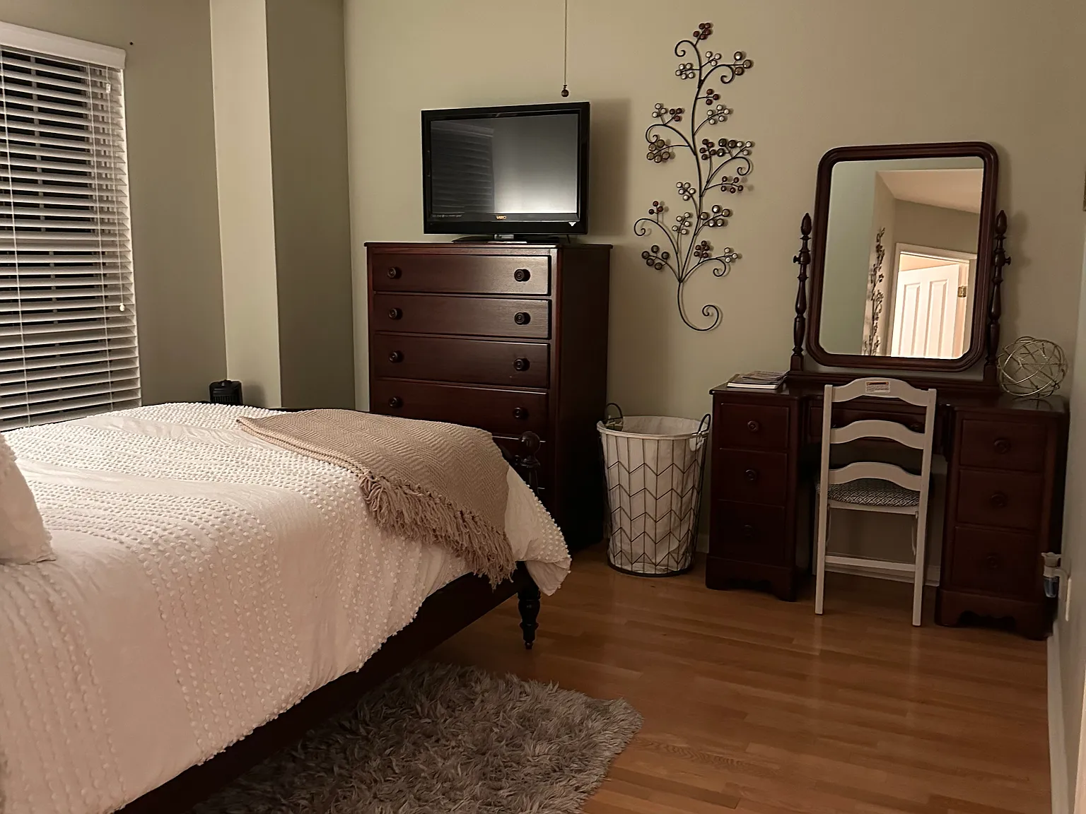 3 bed, 2100 sqft, $2,400 — Photo 2