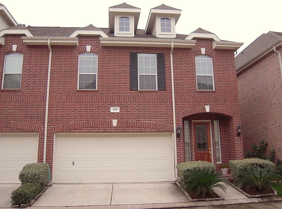 Beautiful 2 story brick townhome in Timbergrove, minuets from The Galleia.