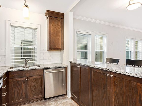5th image of 2315 Irving Ave S APT 8