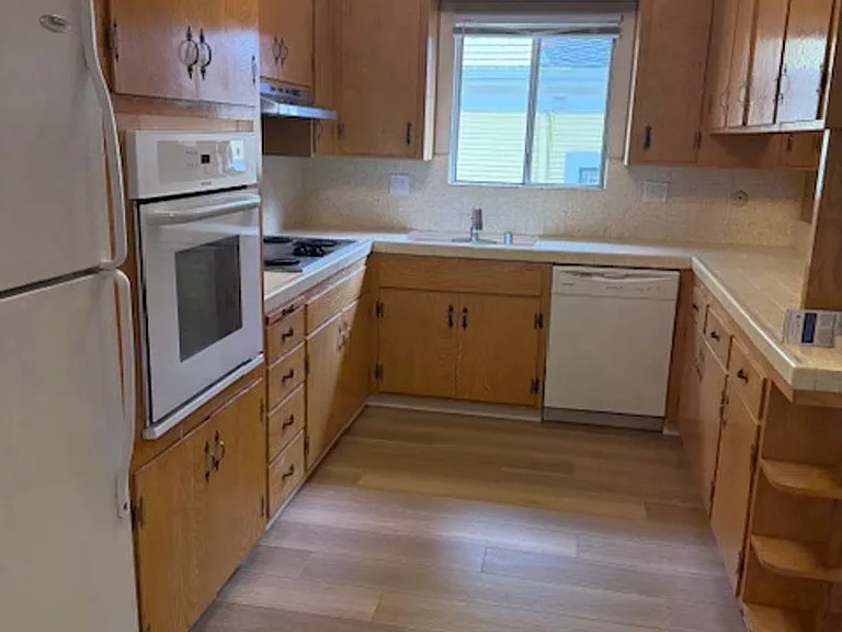 544 Van Buren St — Photo 15