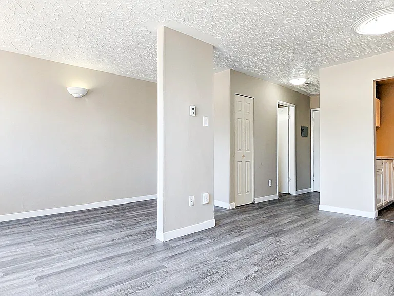 1438 Queensway — Photo 10