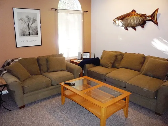 4 bed, 2373 sqft, $4,400 — Photo 2