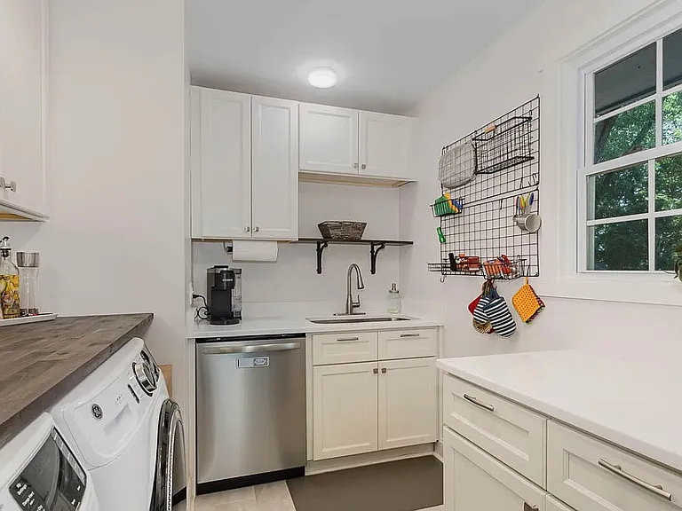 1147 Delano St — Photo 6