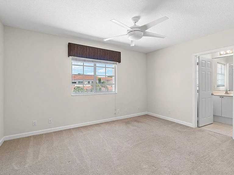 526 Commons Dr — Photo 20