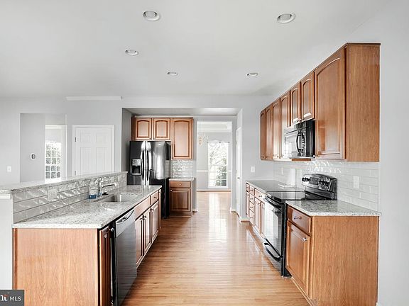 5th image of 1197 Fairfax St
