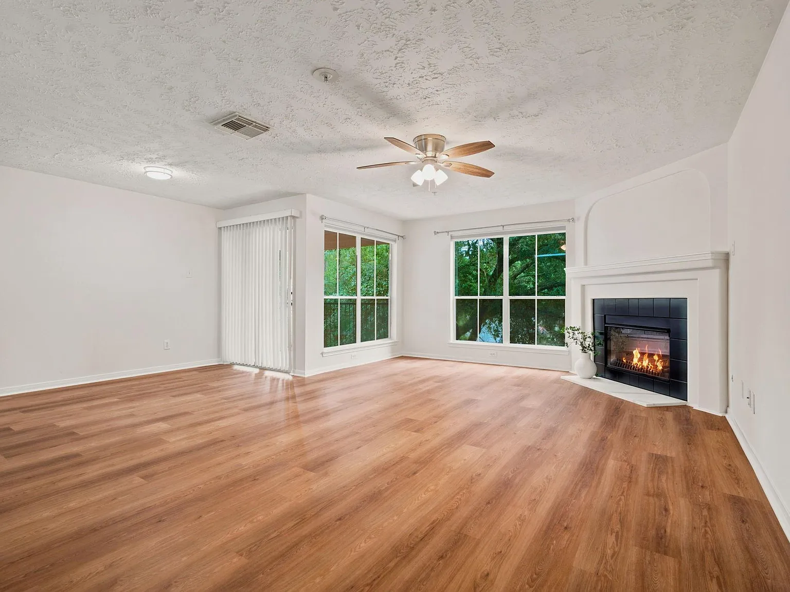 2 bed, 2.0 bath, 1134 sqft, $1,660 — Photo 3