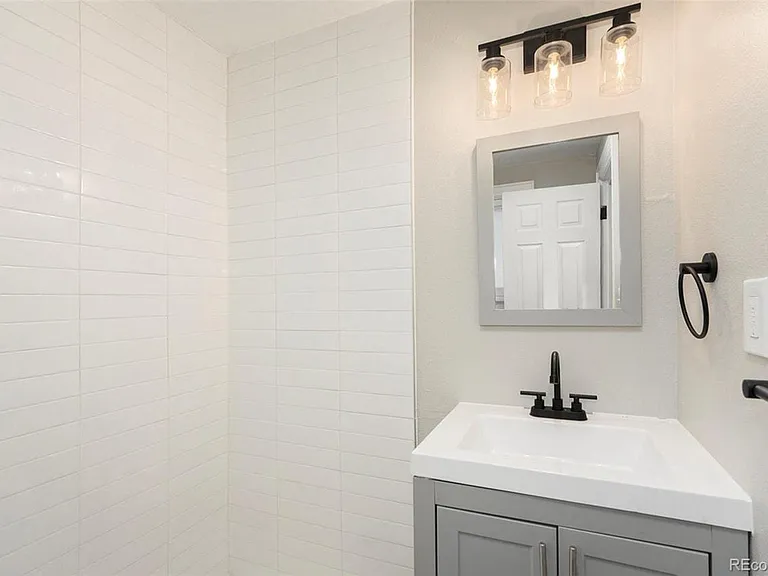 2101 S Josephine St #105 — Photo 8