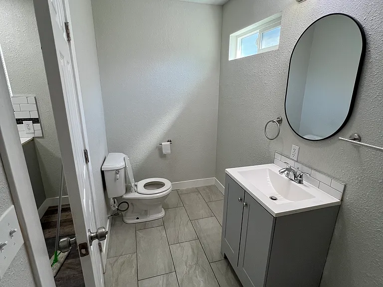 708 E Roseburg Ave #B — Photo 5