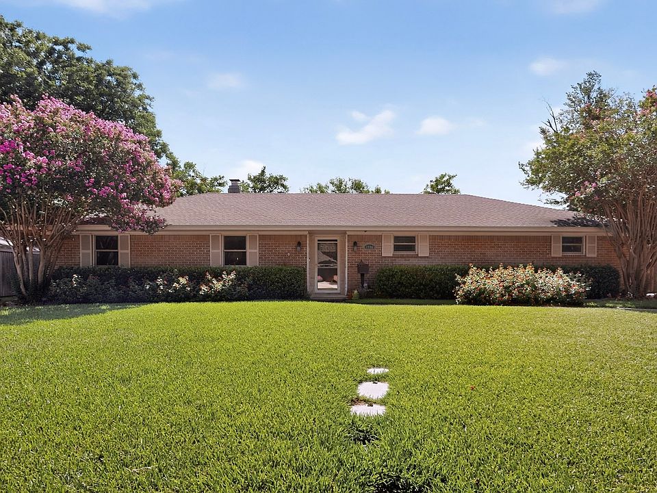1st image of 1702 Surrey Cir