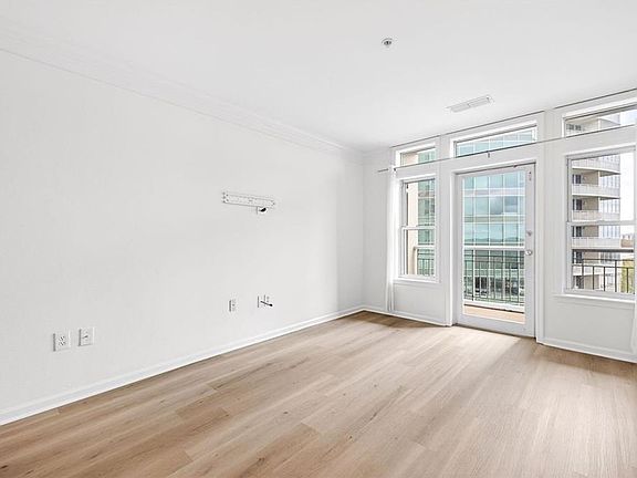 4th image of 3334 Peachtree Rd NE APT 905