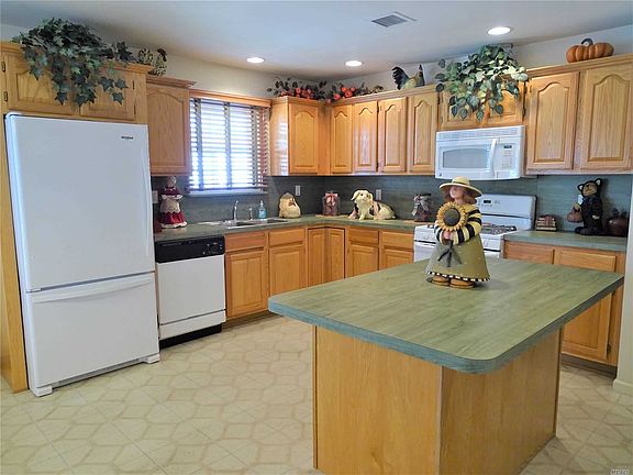 4th image of 16 Strawberry Patch Ct