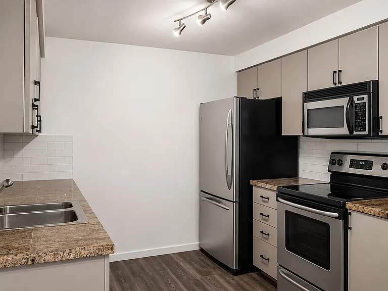 215 9th St #D302 — Photo 9