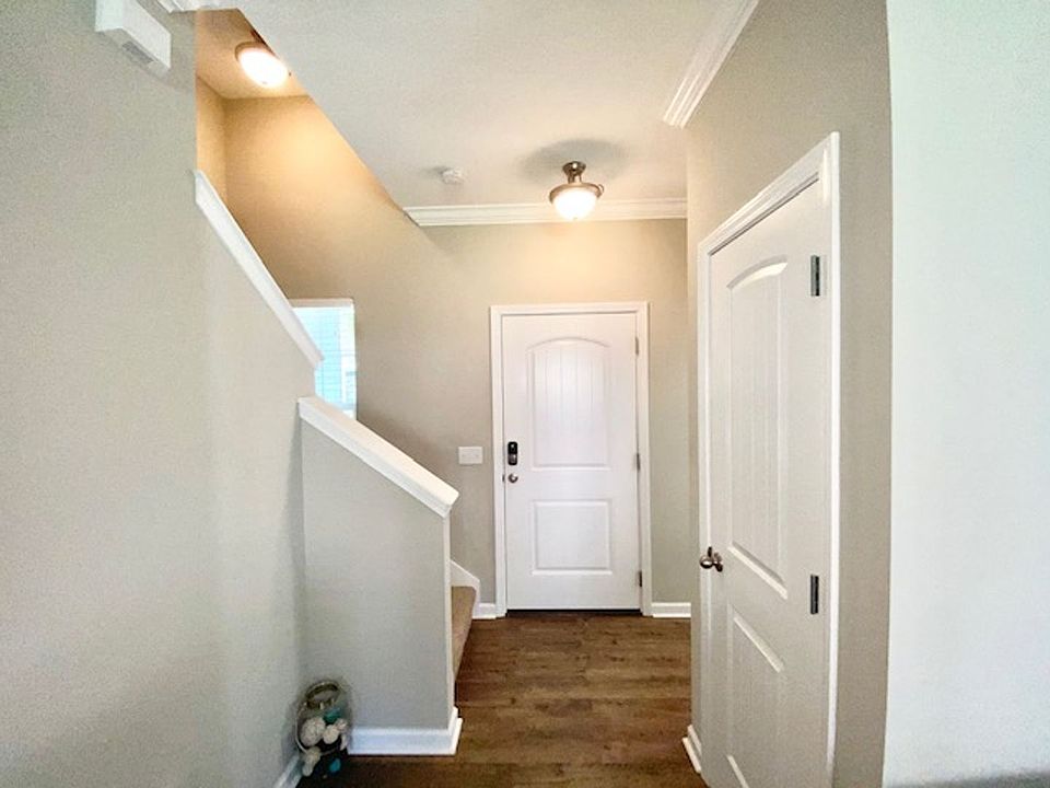 1st image of 633 Fir Ave