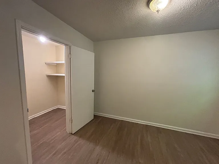 401 Chateau Dr SE — Photo 5