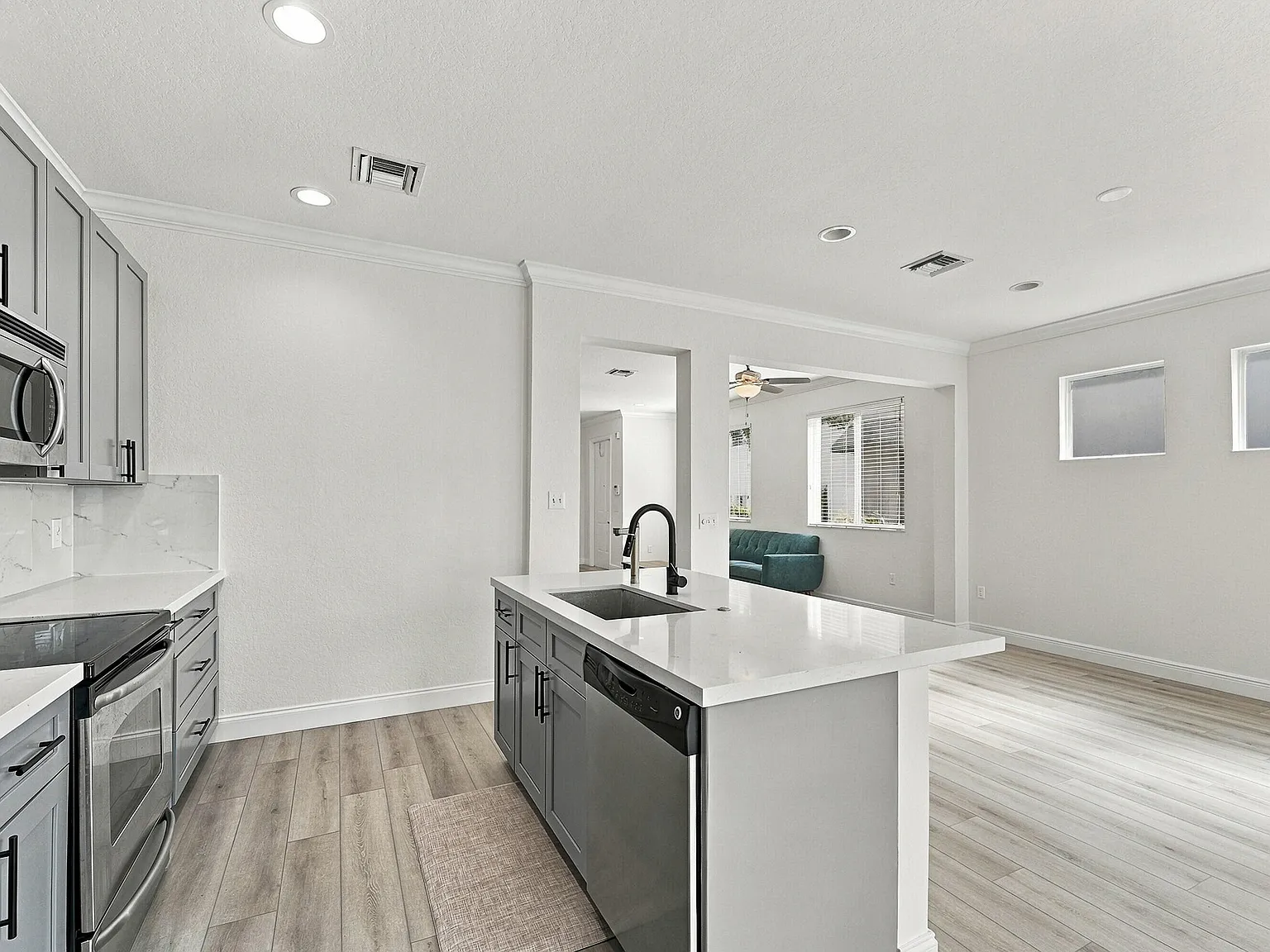 3 bed, 2.5 bath, 2109 sqft, $4,100 — Photo 4