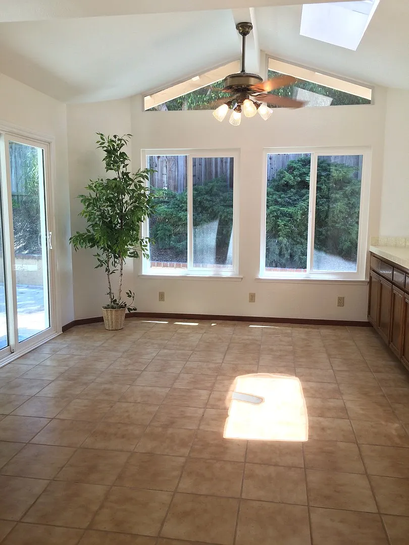 Single Story House with Large Yard - MV — Photo 2