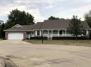 407 Greenbriar Dr, Salem, IL 62881