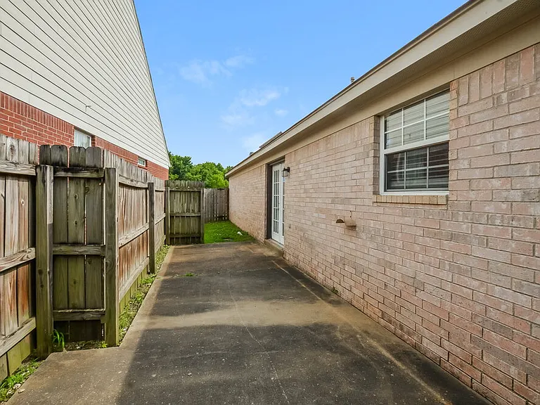 9961 Fox Run Dr — Photo 15